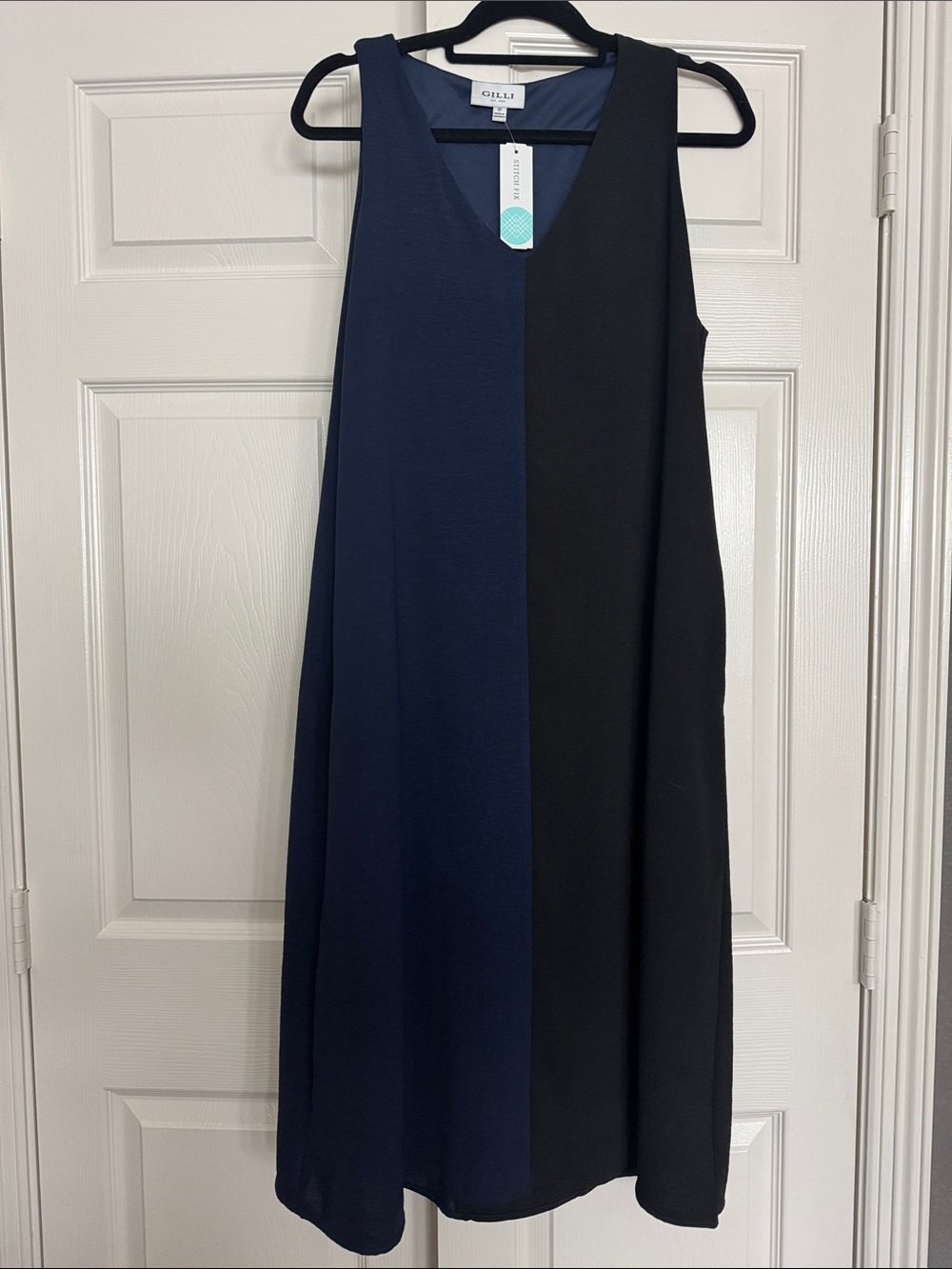 Gilli Navy V-Neck Sleeveless Shift Dress